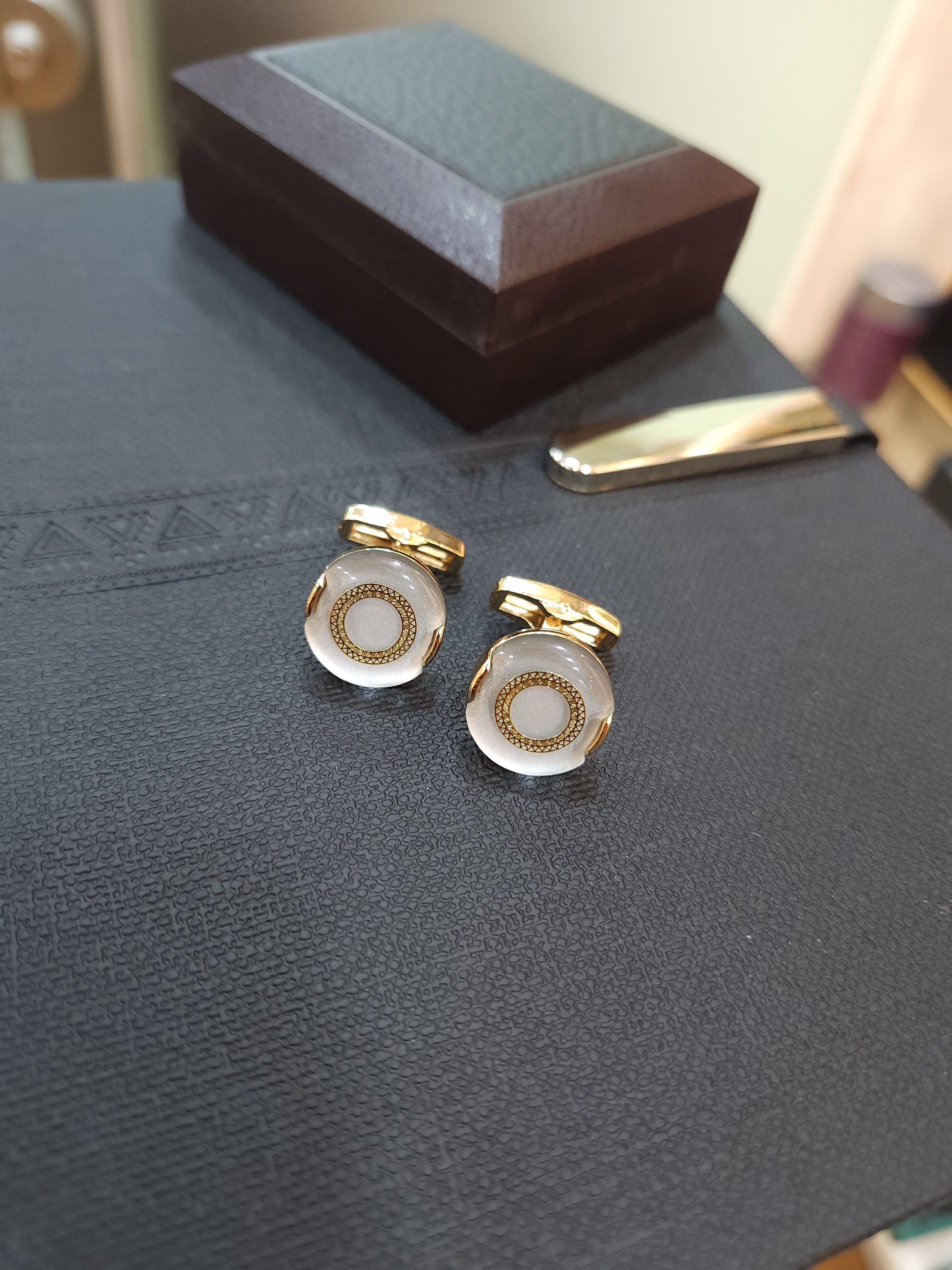 White & Gold Premium Cufflinks - QUEENS JEWELS