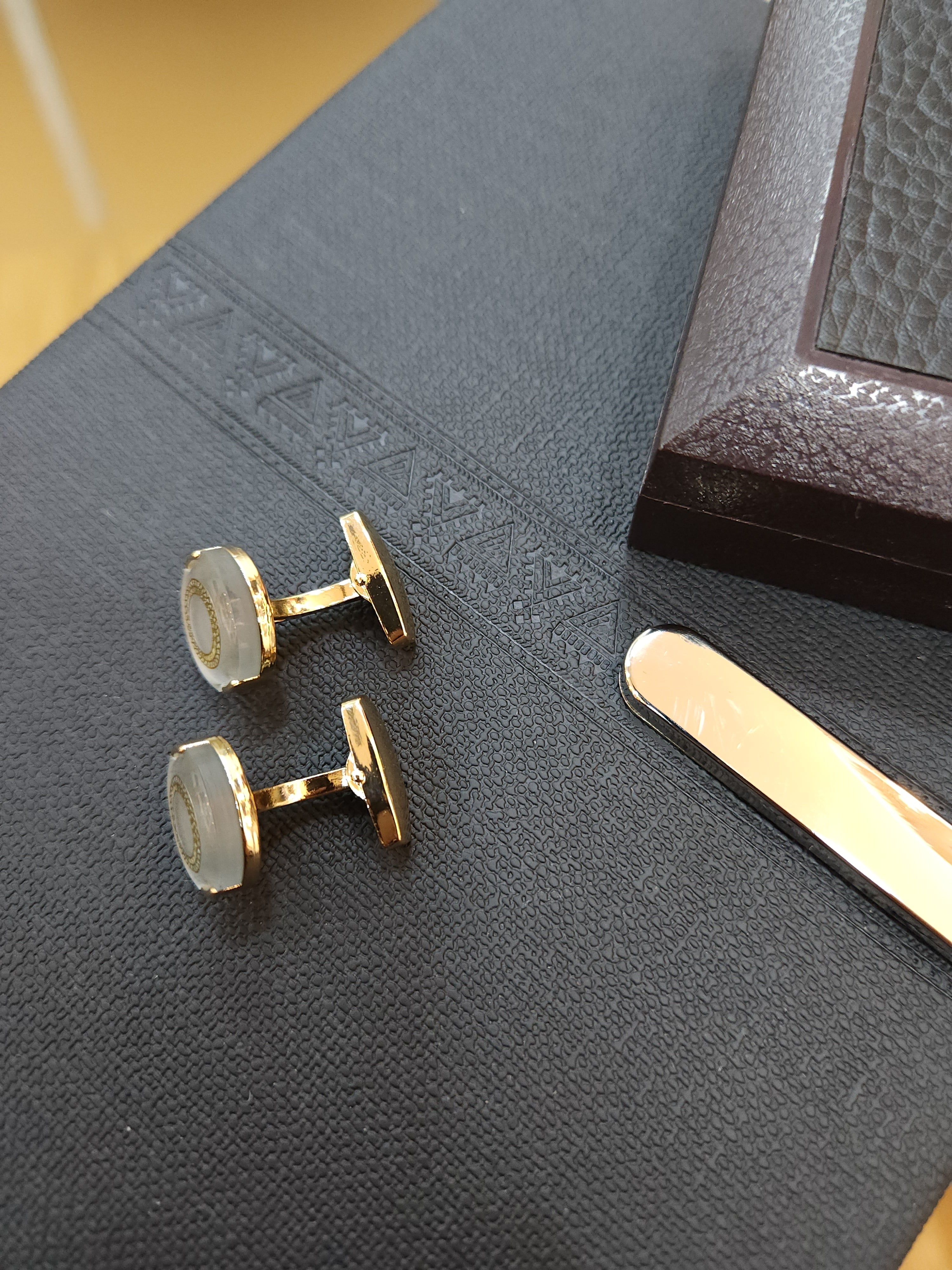 White & Gold Premium Cufflinks - QUEENS JEWELS